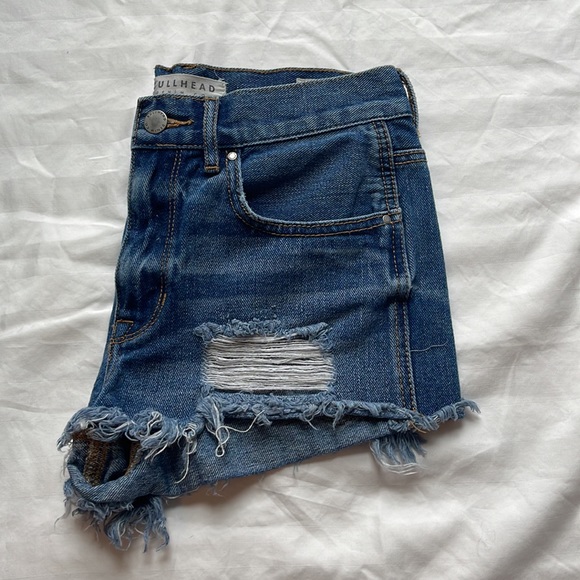 Bullhead Denim Co High Rise Blue Denim Short. SIZE 26. - Picture 4 of 6